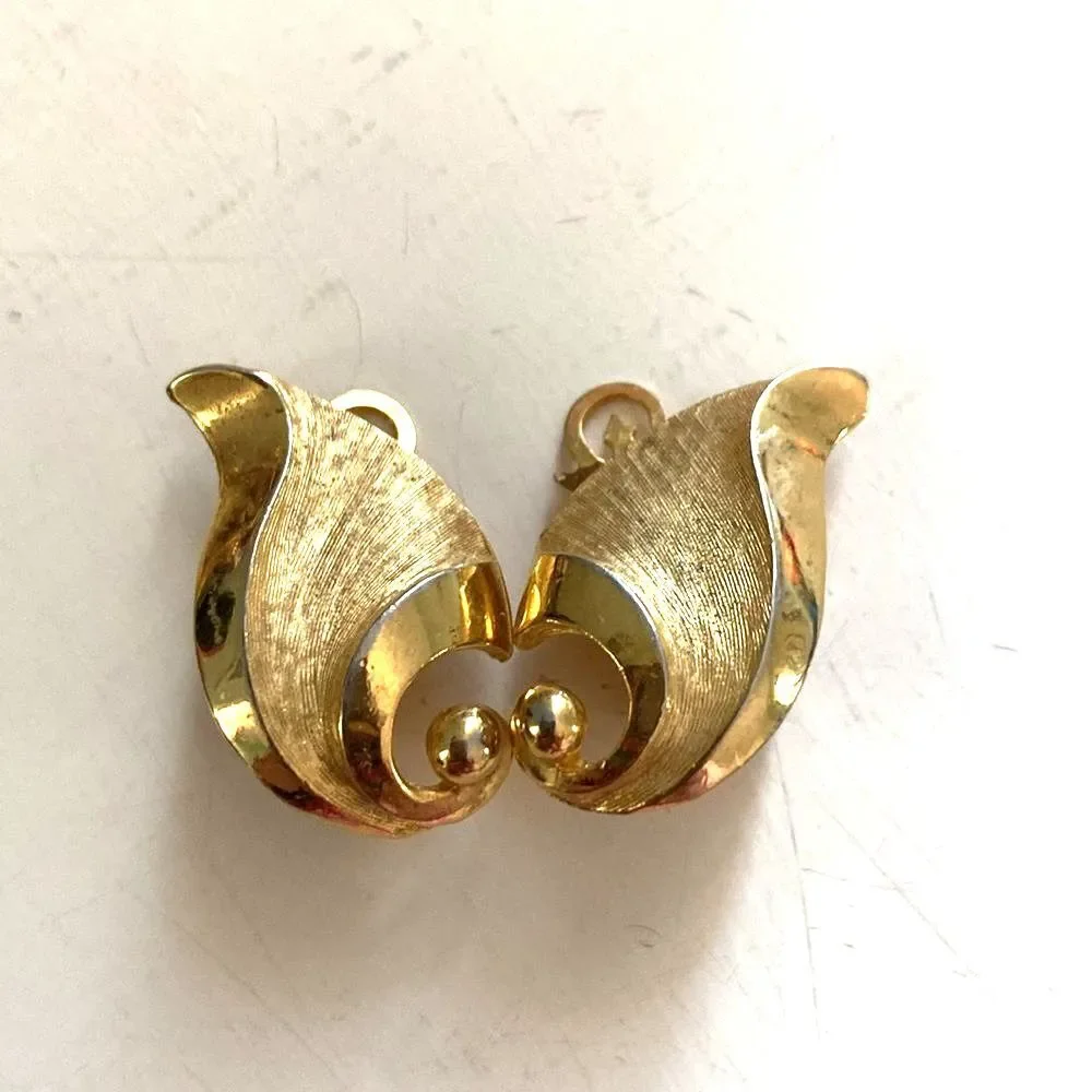 Gorgeous Vintage Signed Marvella clip-on earrings